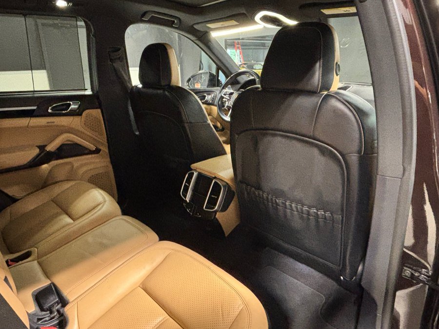 Used 2018 Porsche Cayenne Platinum Edition w/ Premium Package Plus AWD/4WD image 15