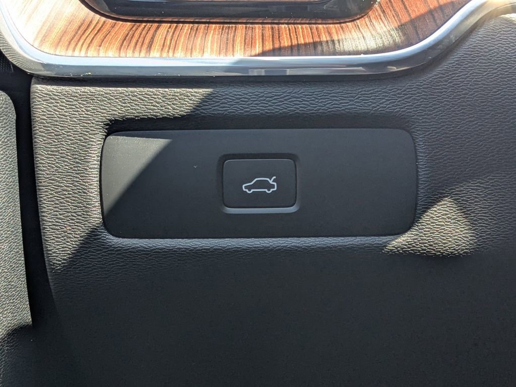 Used 2023 Volvo XC60 B5 Plus AWD/4WD image 23