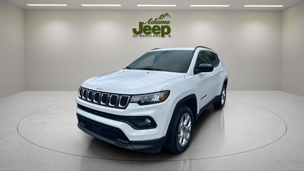 Used 2025 Jeep Compass Latitude w/ Sun & Sound Group AWD/4WD image 1