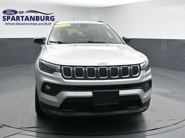 Used 2024 Jeep Compass Latitude AWD/4WD image 2