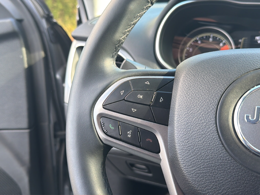 Used 2019 Jeep Cherokee Latitude Plus FWD image 21