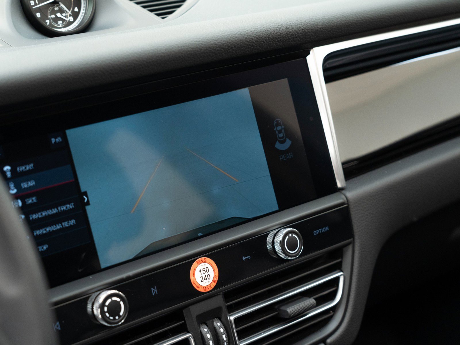Certified 2025 Porsche Macan AWD/4WD image 28