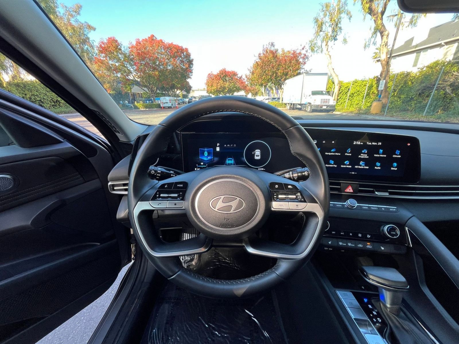 Used 2025 Hyundai Elantra SEL image 32