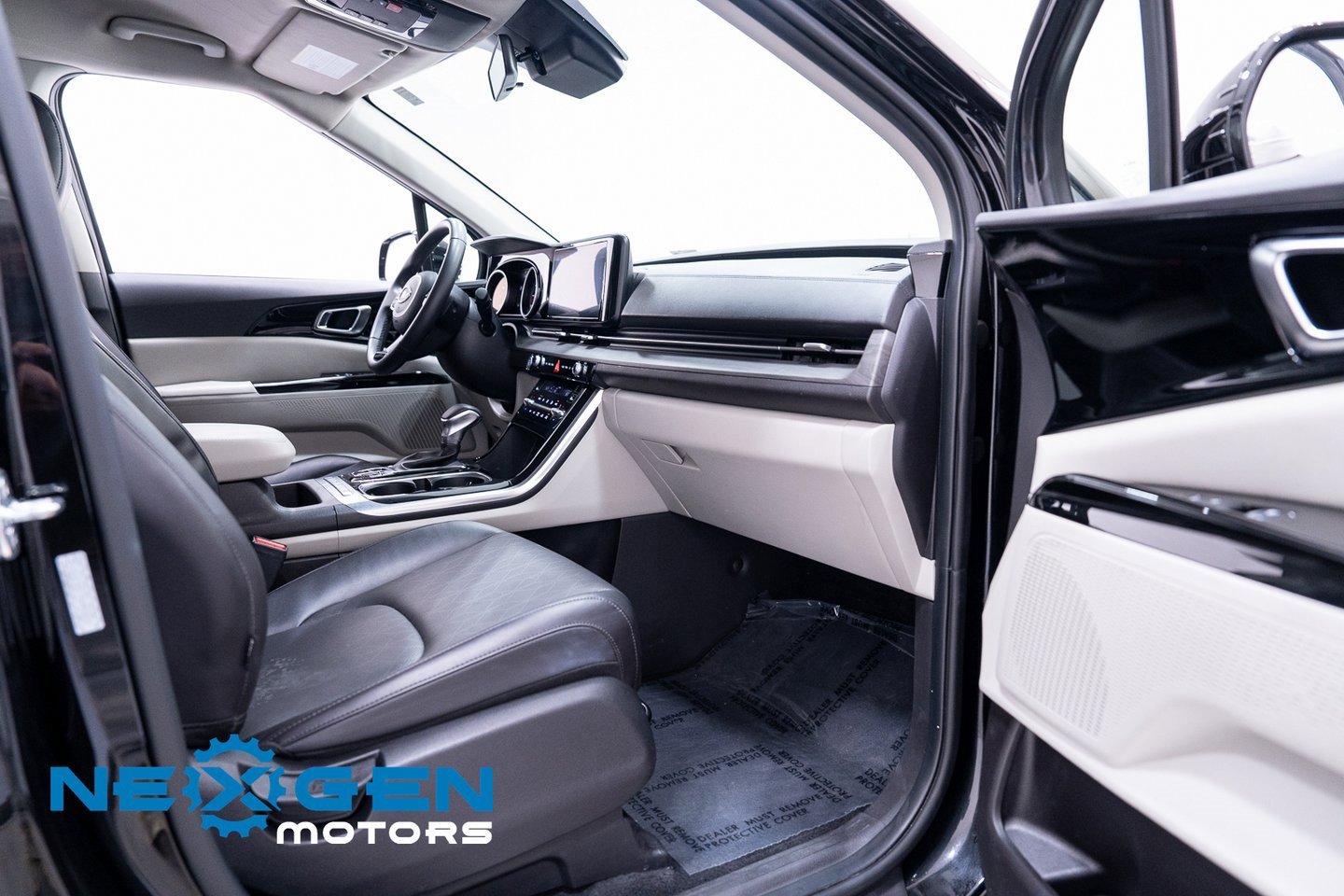 Used 2024 Kia Carnival EX image 49