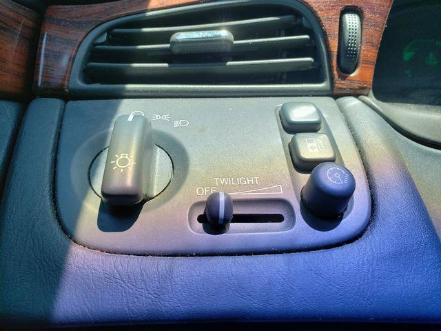 Used 2002 Cadillac De Ville w/ Comfort/Convenience Pkg FWD image 23