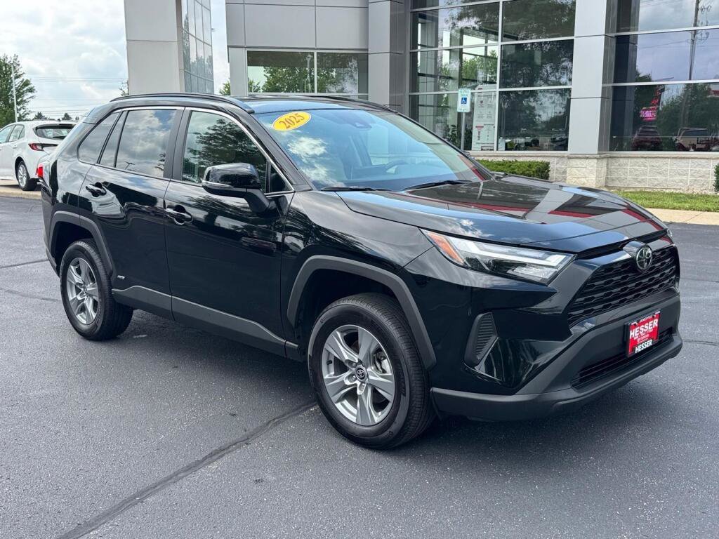 Certified 2025 Toyota RAV4 LE AWD/4WD image 1