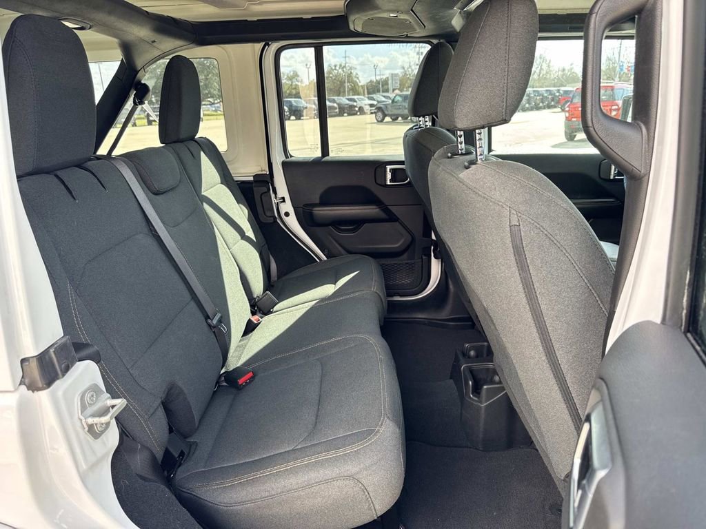 Used 2024 Jeep Wrangler Sahara image 19