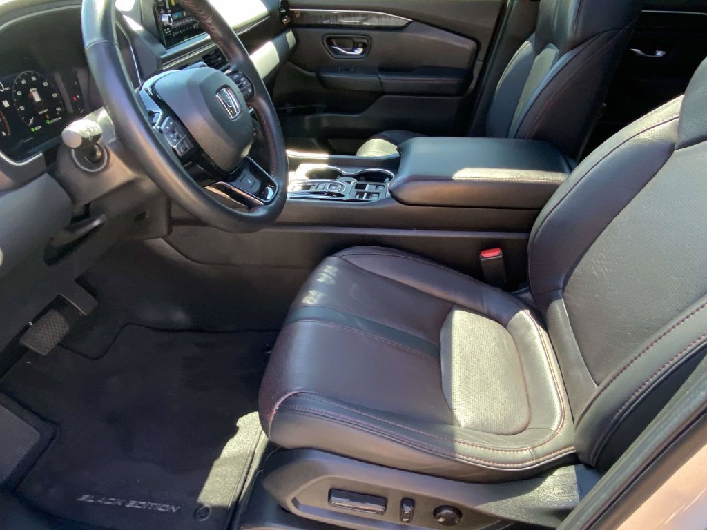 Used 2025 Honda Pilot Black Edition image 17