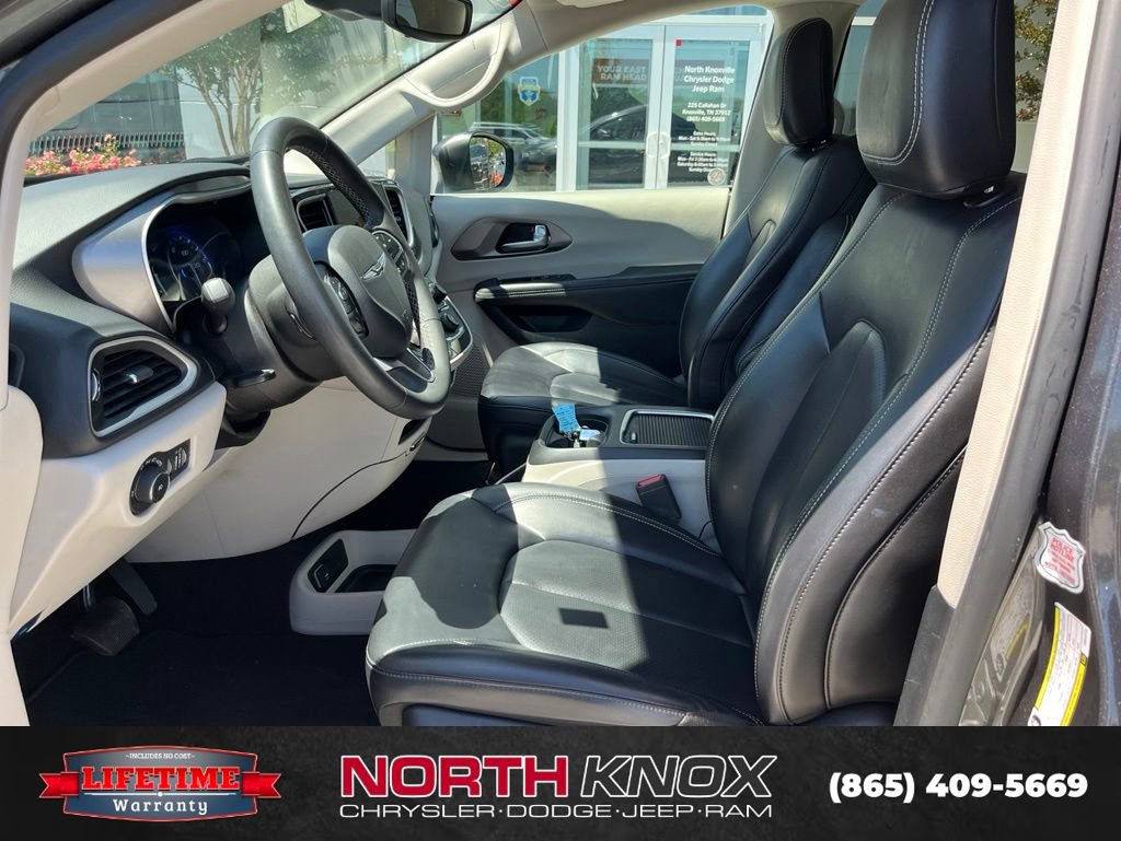 Used 2023 Chrysler Pacifica Touring-L FWD image 4