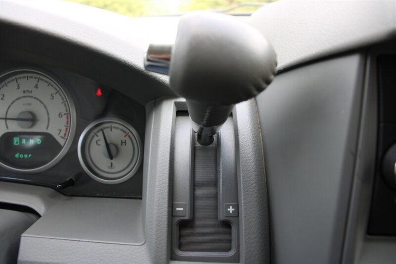 Used 2010 Chrysler Town & Country Touring FWD image 8