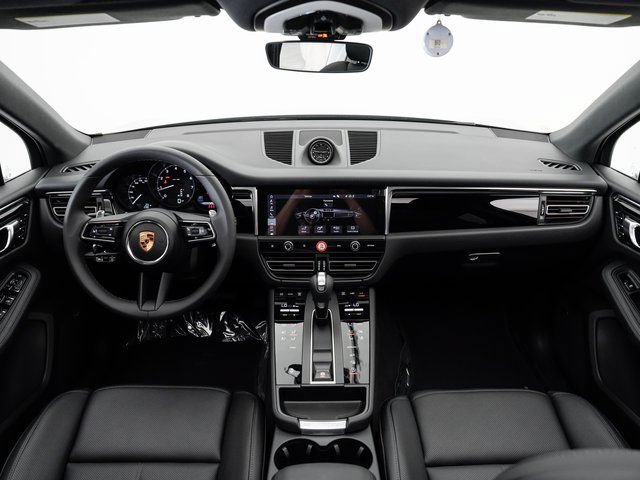 Certified 2025 Porsche Macan AWD/4WD image 22