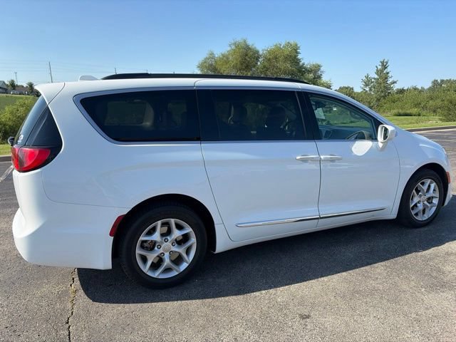 Used 2017 Chrysler Pacifica Touring-L w/ Tire & Wheel Group FWD image 5