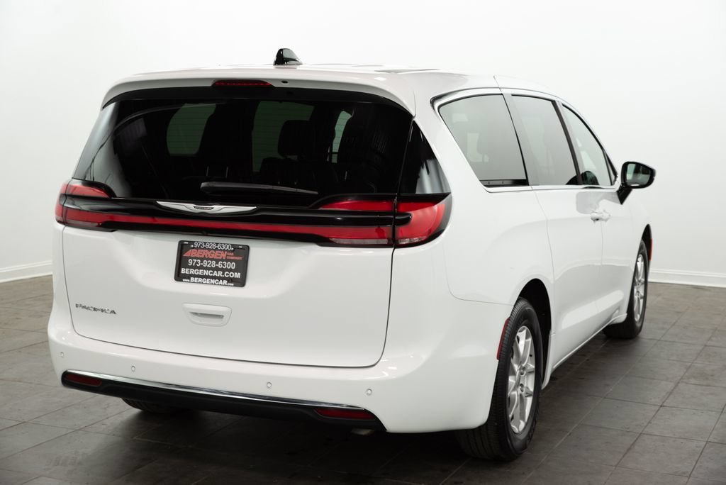 Used 2025 Chrysler Pacifica Select FWD image 14