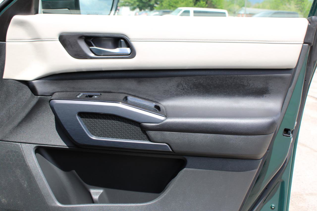Used 2025 Nissan Pathfinder SL AWD/4WD image 47