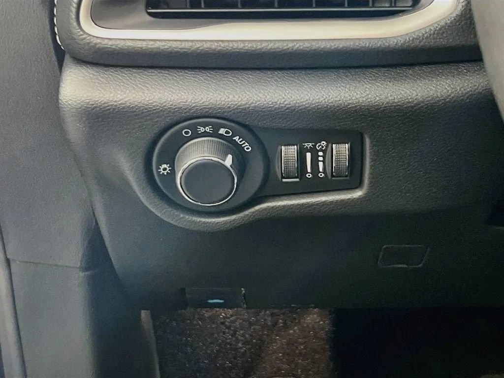 New 2027 Chrysler Pacifica Limited FWD image 11