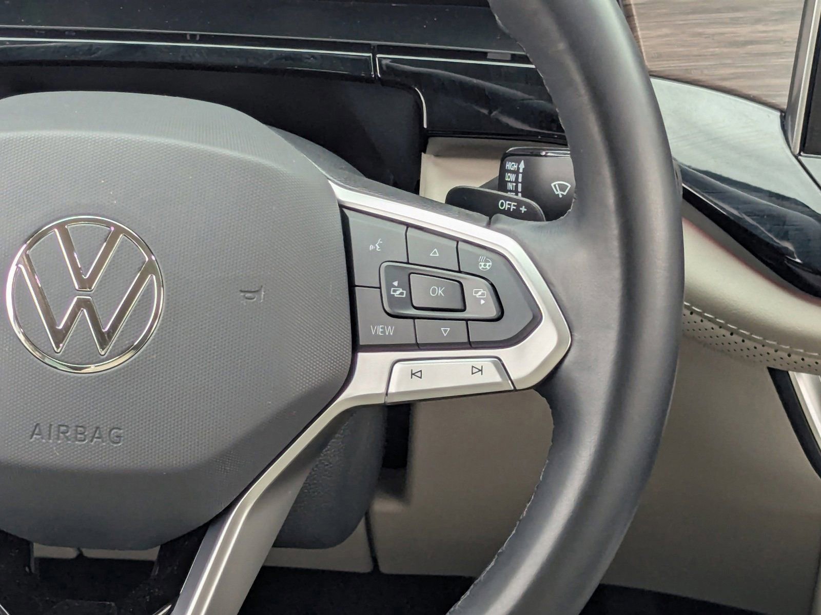 Used 2024 Volkswagen Atlas SEL Premium R-Line image 21