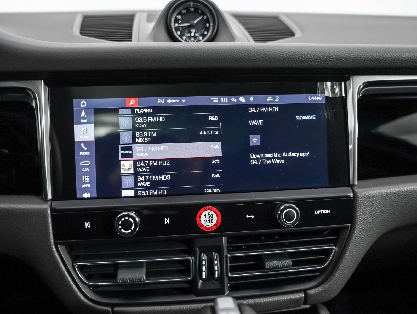 Certified 2025 Porsche Macan AWD/4WD image 23