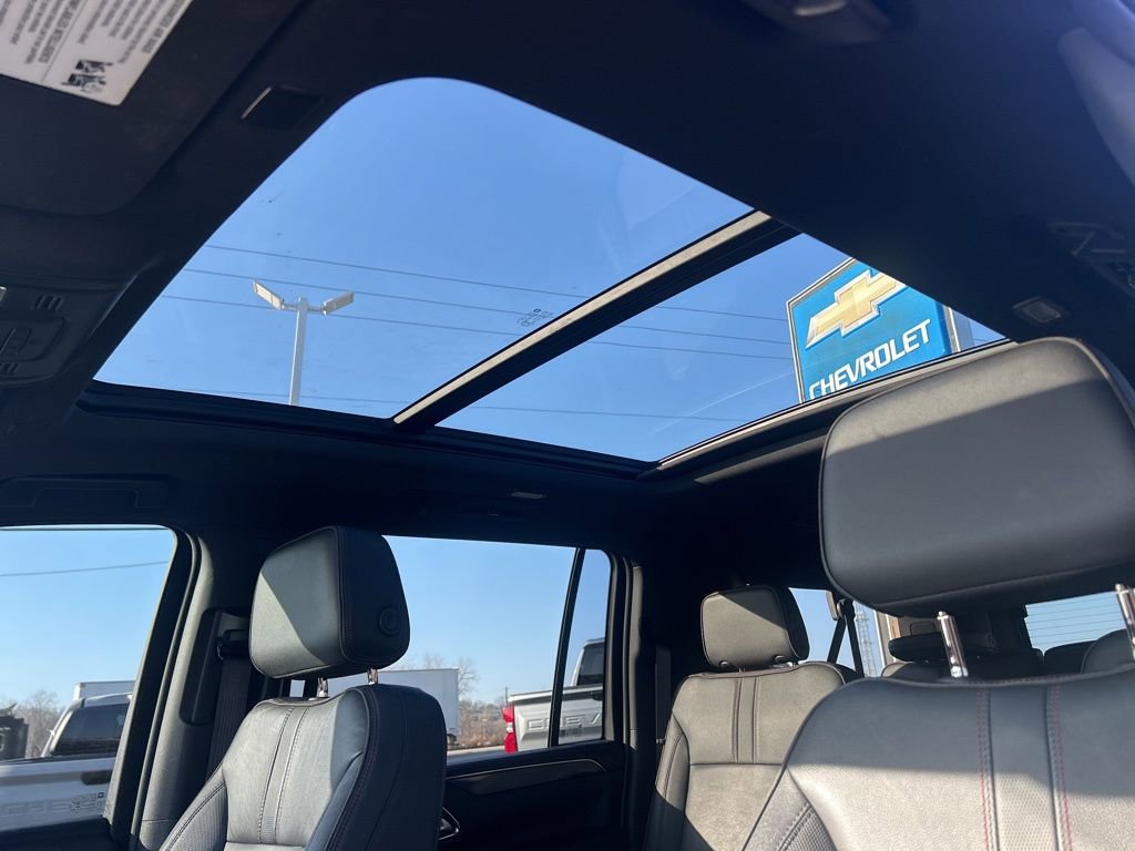 Used 2022 Chevrolet Suburban RST w/ Luxury Package image 20