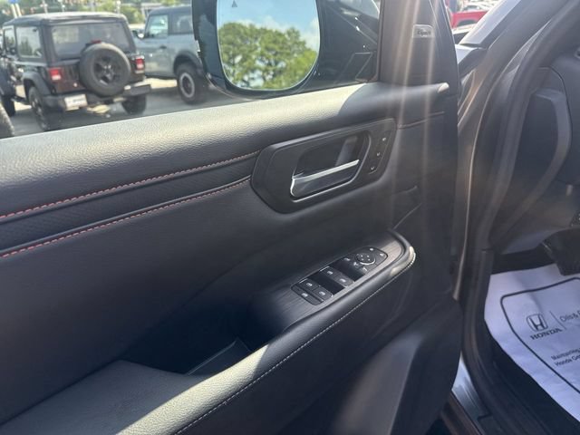 Used 2025 Nissan Armada PRO-4X w/ Pro-4X Premium Package AWD/4WD image 13