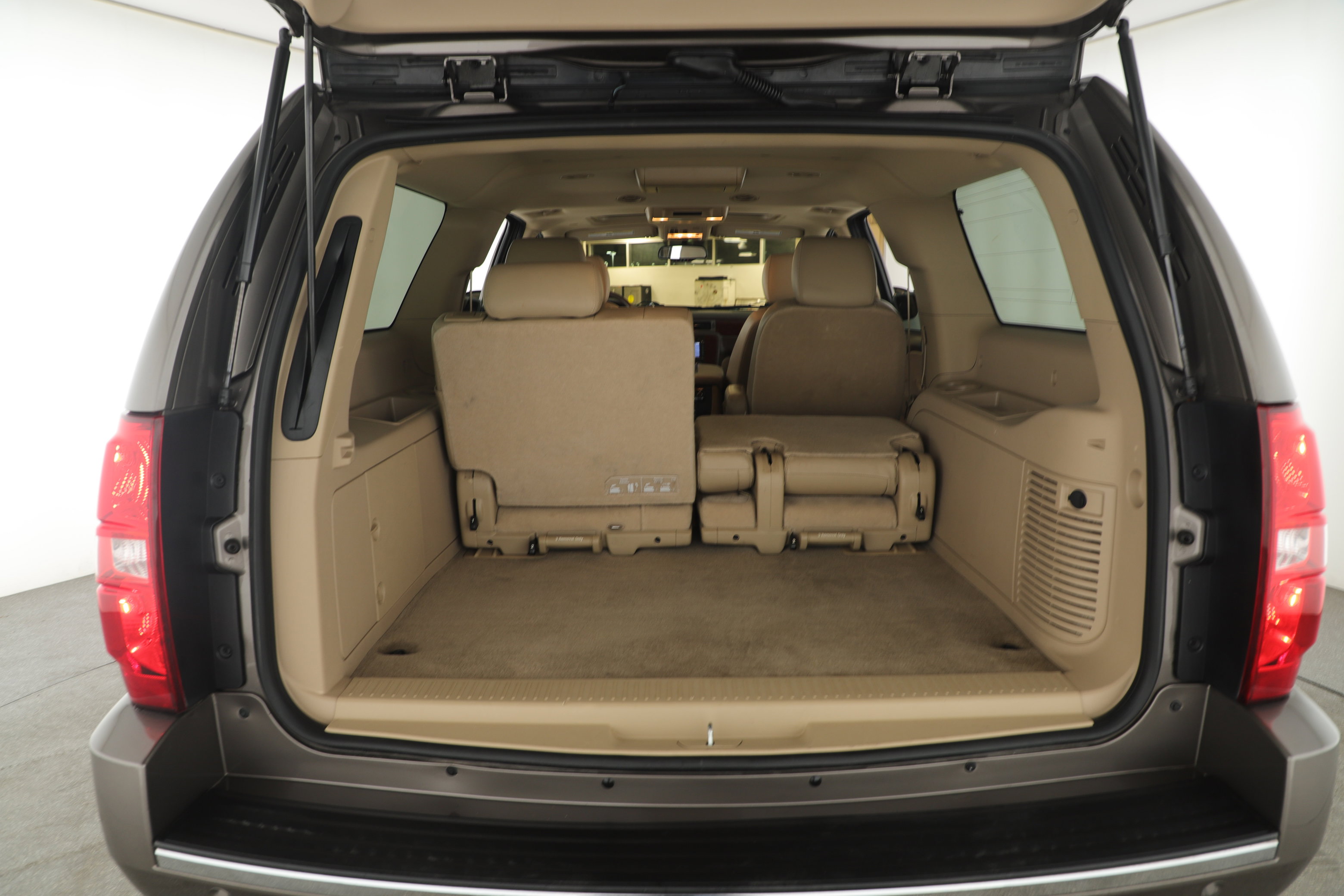 Used 2013 Chevrolet Suburban LTZ image 5