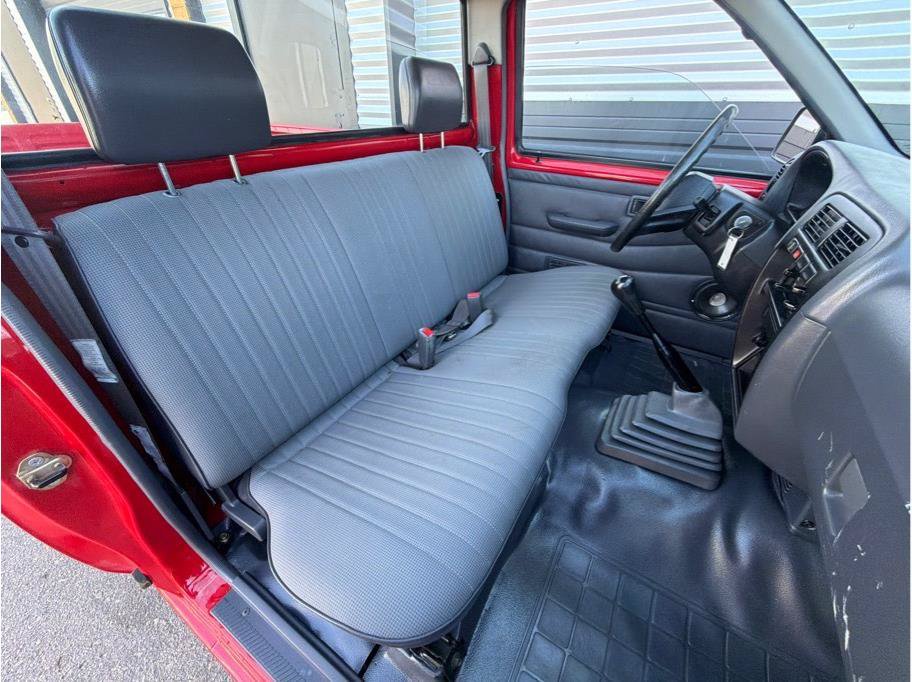 Used 1995 Nissan Pickup 2WD Regular Cab image 4