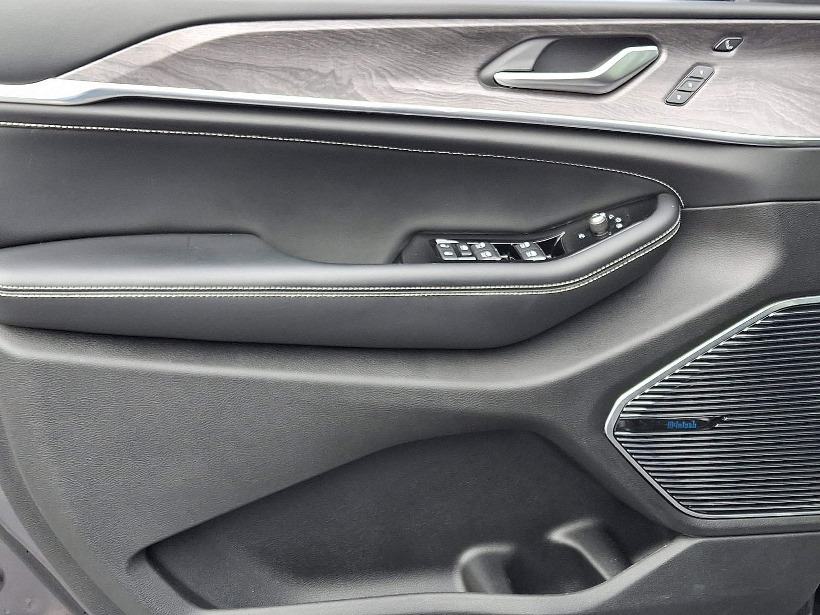 Used 2023 Jeep Grand Cherokee Overland w/ Luxury Tech Group IV image 13