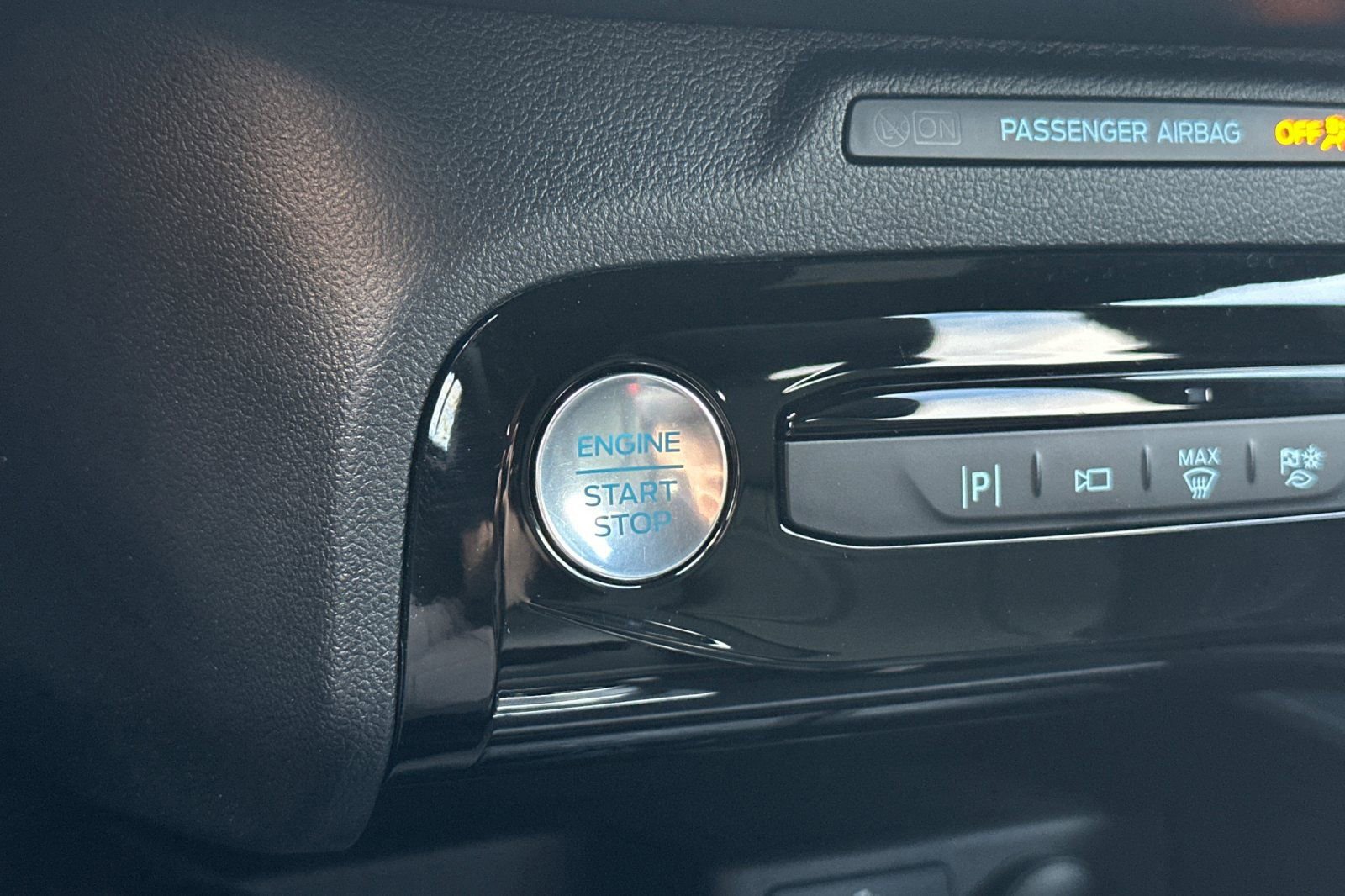 Used 2025 Ford Escape ST-Line Elite w/ Premium Technology Package image 30