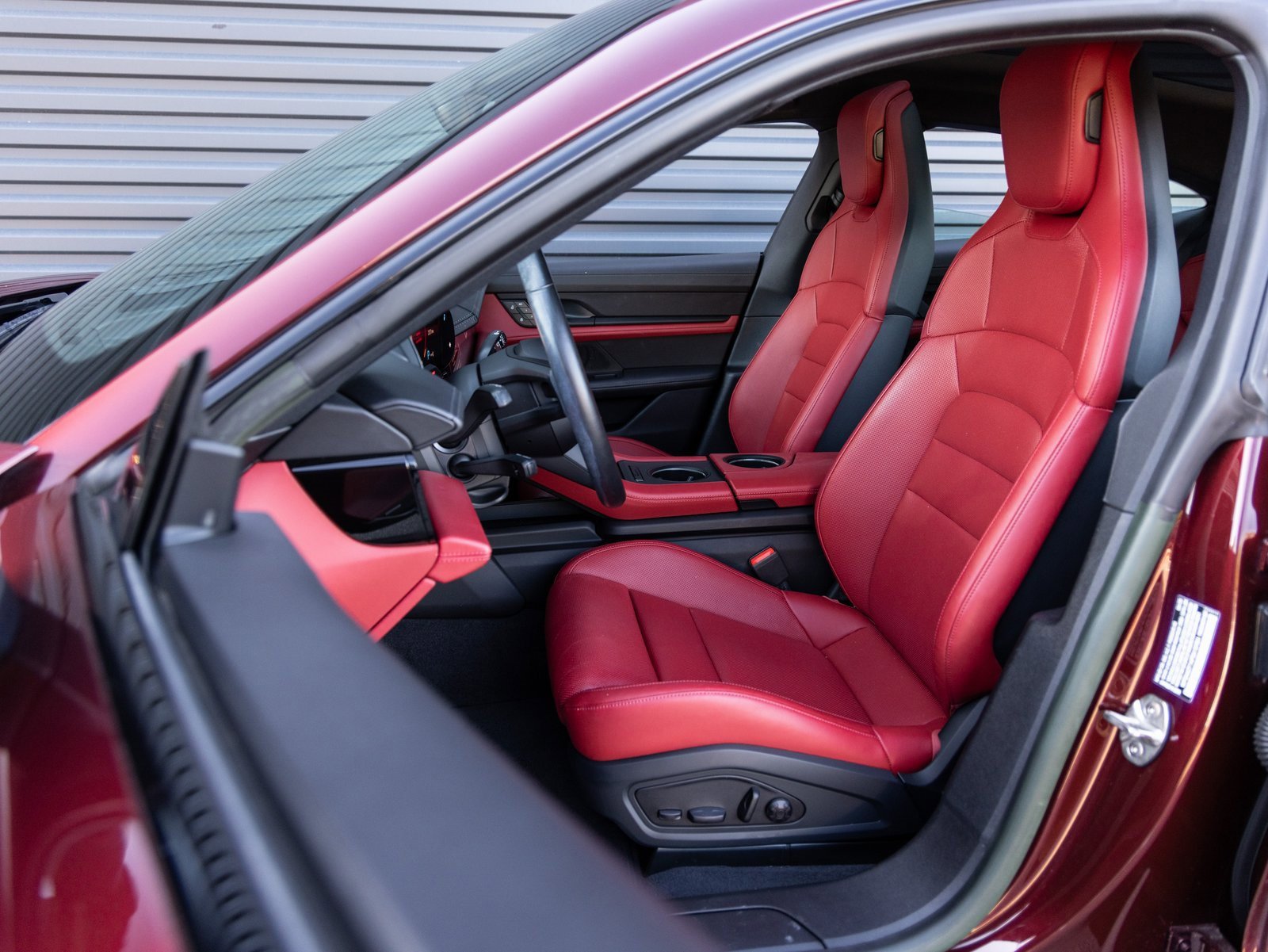 Used 2023 Porsche Taycan image 5