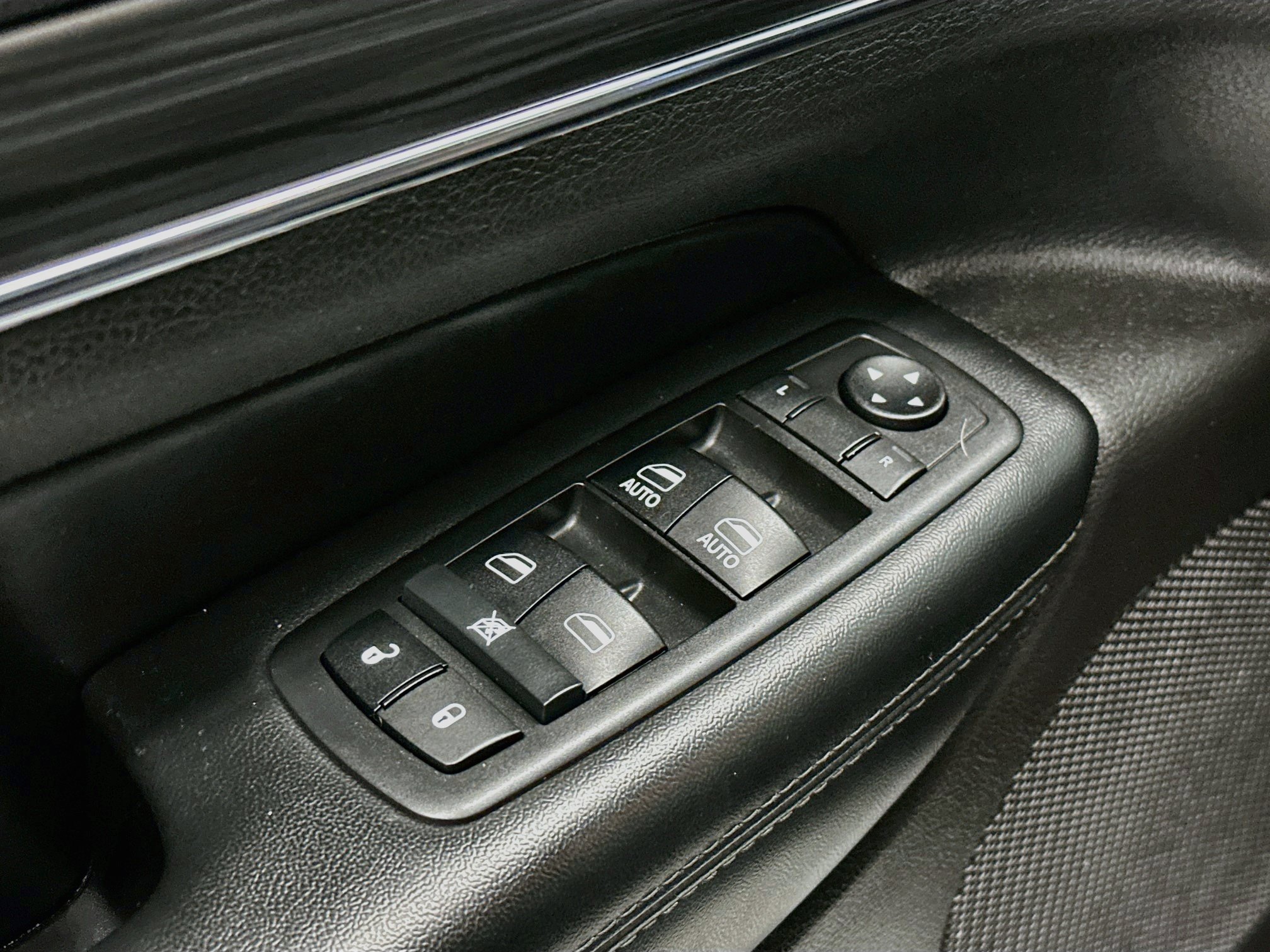 Used 2019 Jeep Grand Cherokee Limited AWD/4WD image 15
