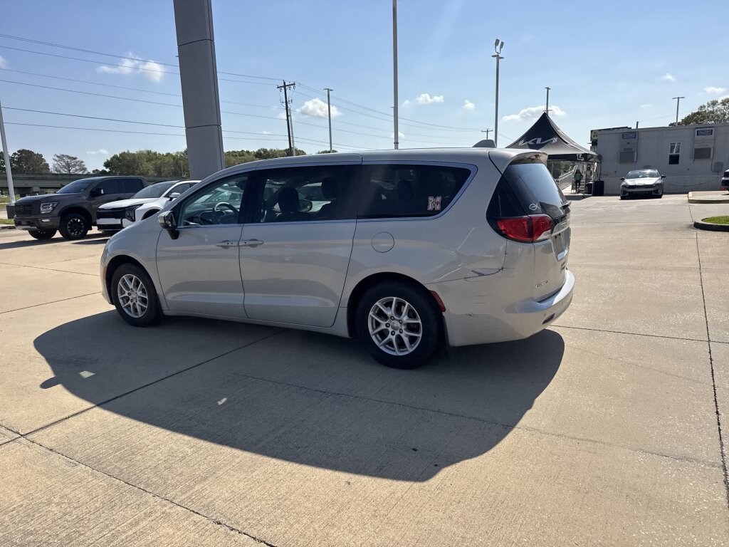 Used 2017 Chrysler Pacifica Touring image 26