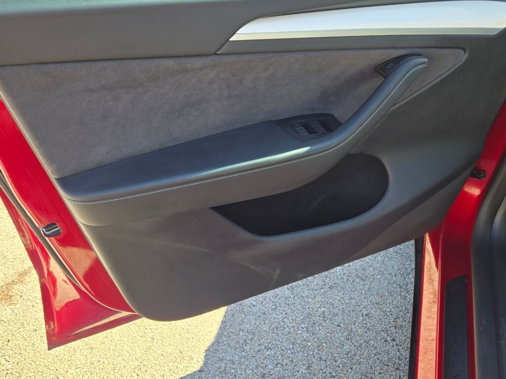 Used 2025 Tesla Model Y Performance image 17