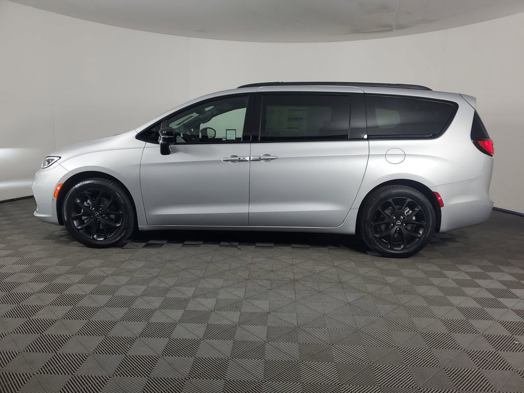 New 2026 Chrysler Pacifica Limited image 7