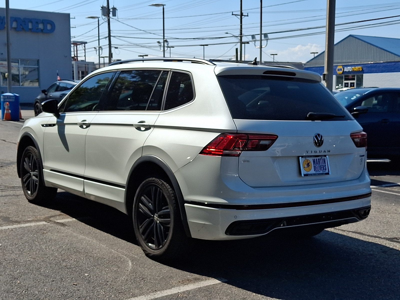 Used 2022 Volkswagen Tiguan SE R-Line AWD/4WD image 3
