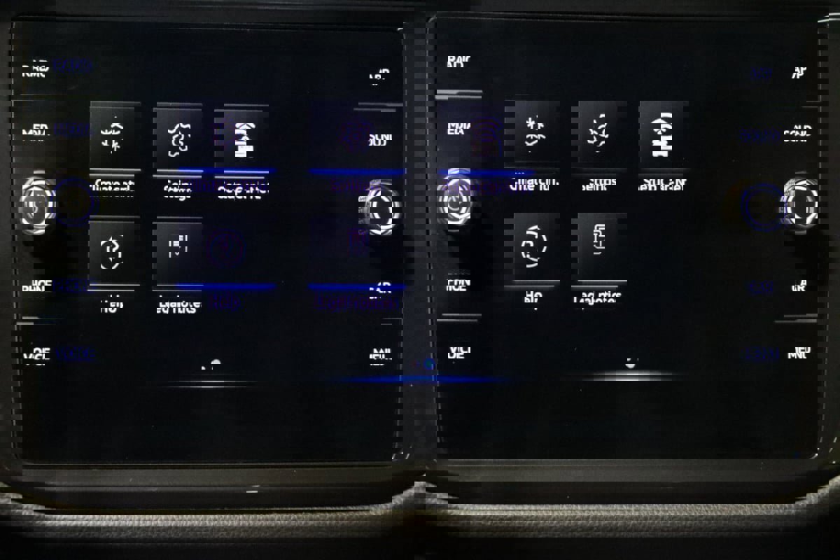 Used 2021 Volkswagen Tiguan SE w/ Panoramic Sunroof Package image 45