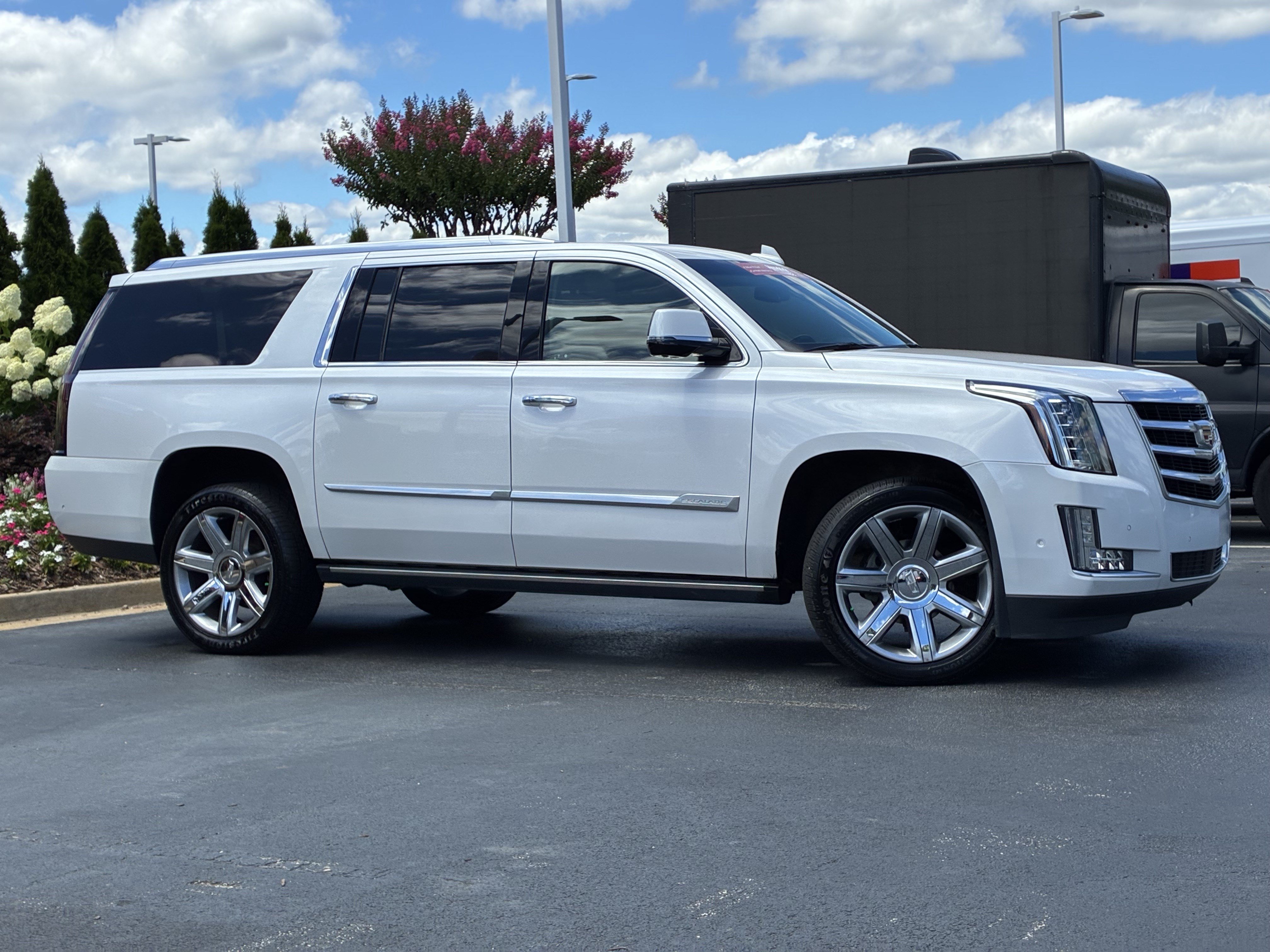 Used 2019 Cadillac Escalade ESV Premium Luxury AWD/4WD image 3