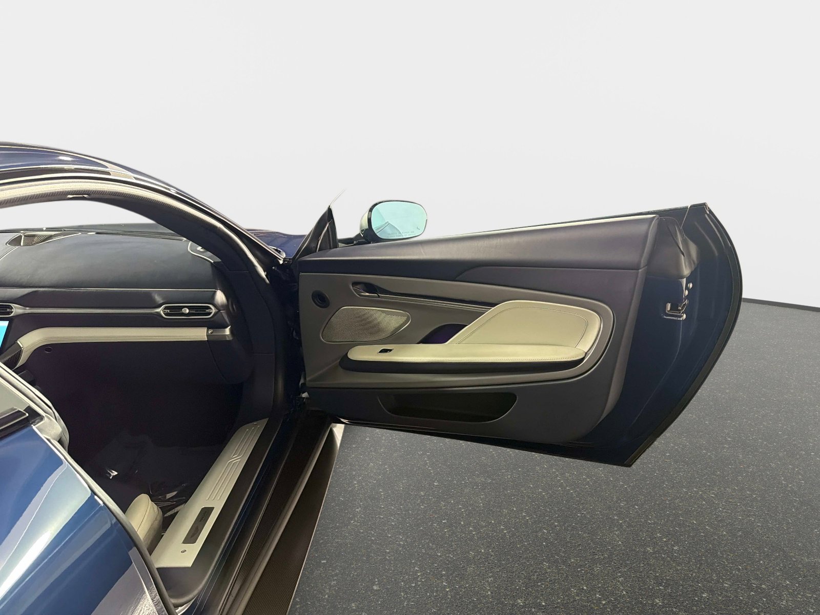 Used 2025 Aston Martin Vanquish image 24