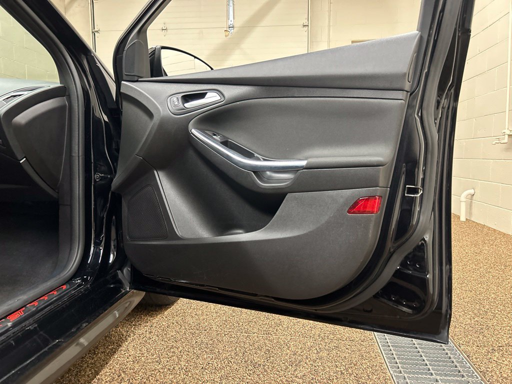 Used 2018 Ford Focus ST w/ Equipment Group 401A FWD image 18