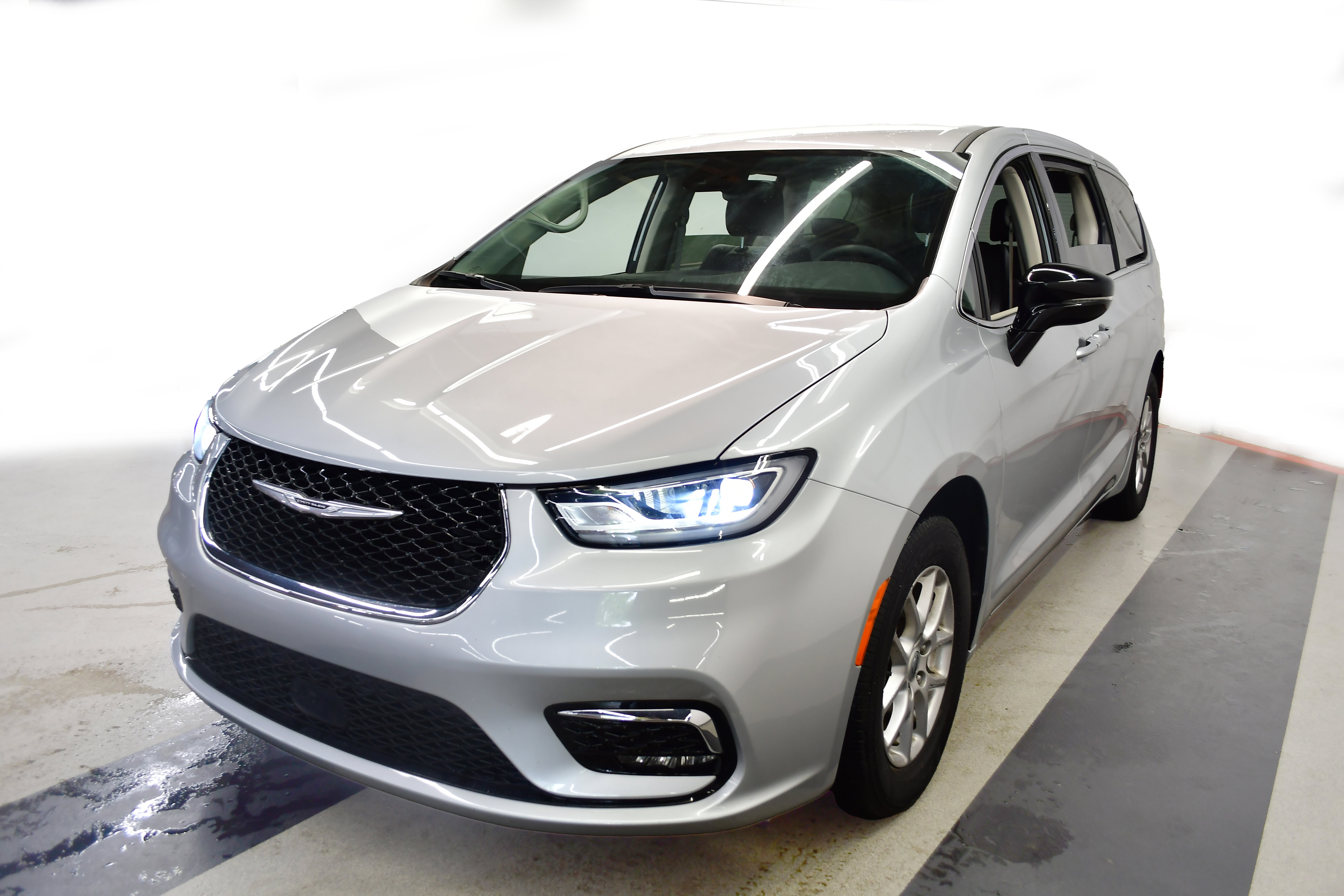 Used 2024 Chrysler Pacifica Touring-L FWD image 4