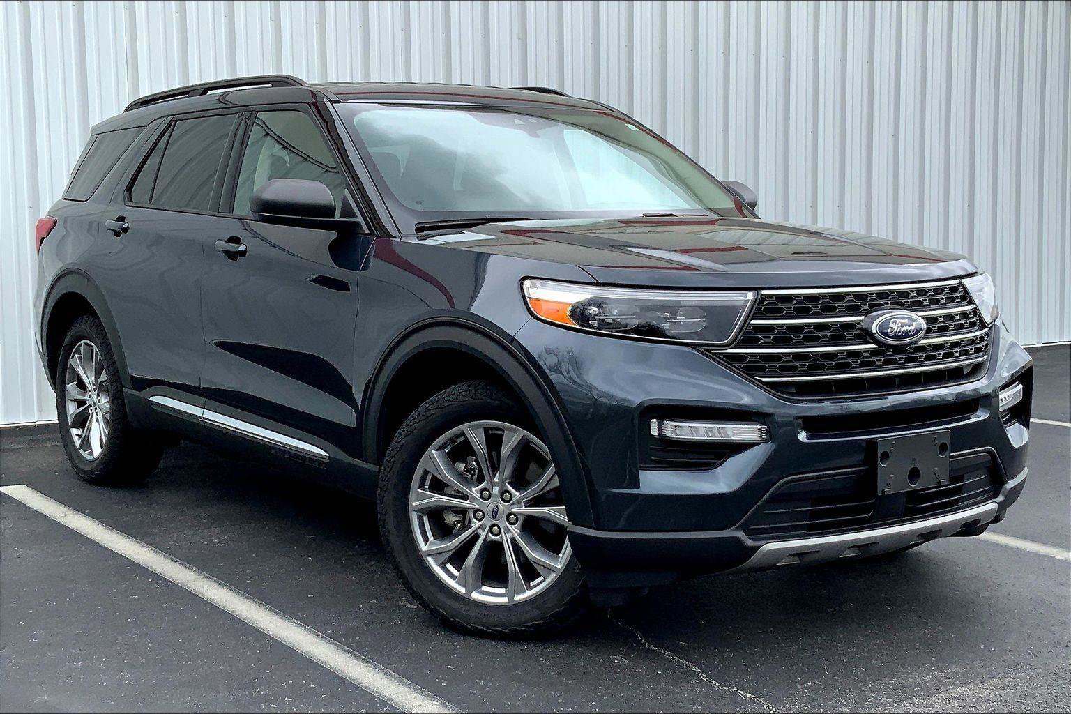 Used 2022 Ford Explorer XLT w/ Equipment Group 202A AWD/4WD image 2