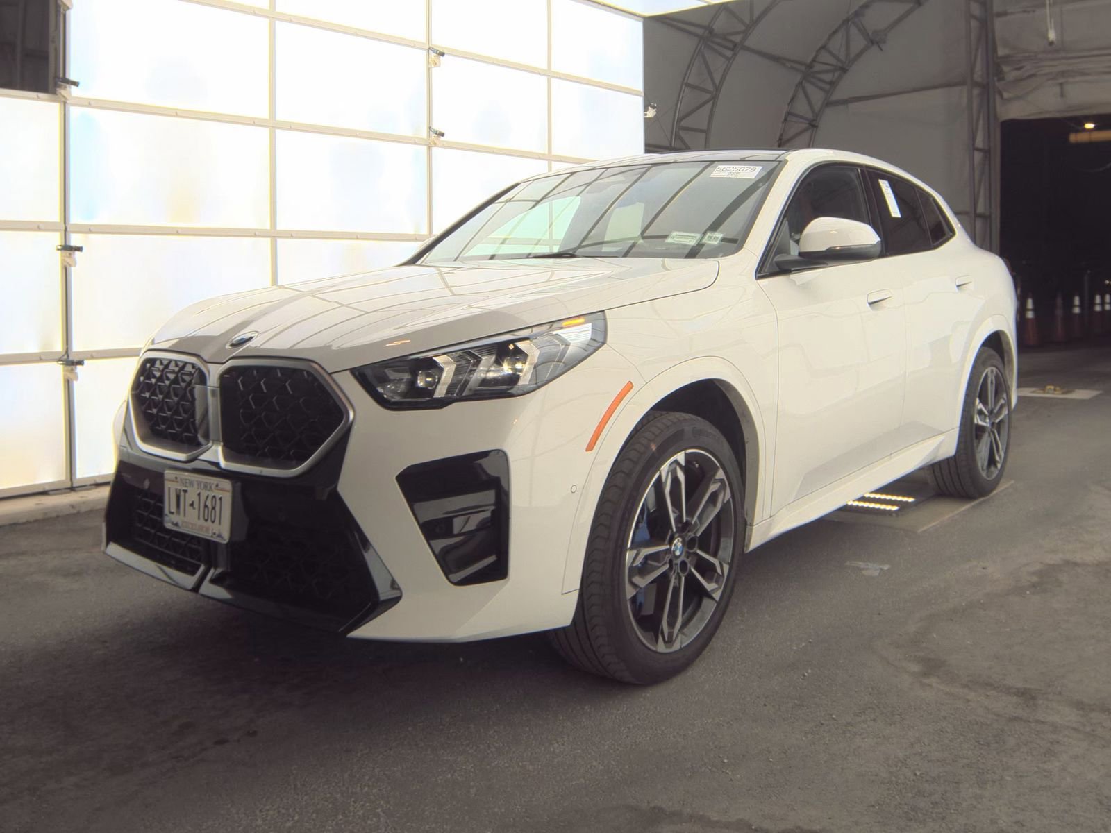 Used 2025 BMW X2 xDrive28i w/ M Sport Package AWD/4WD image 1