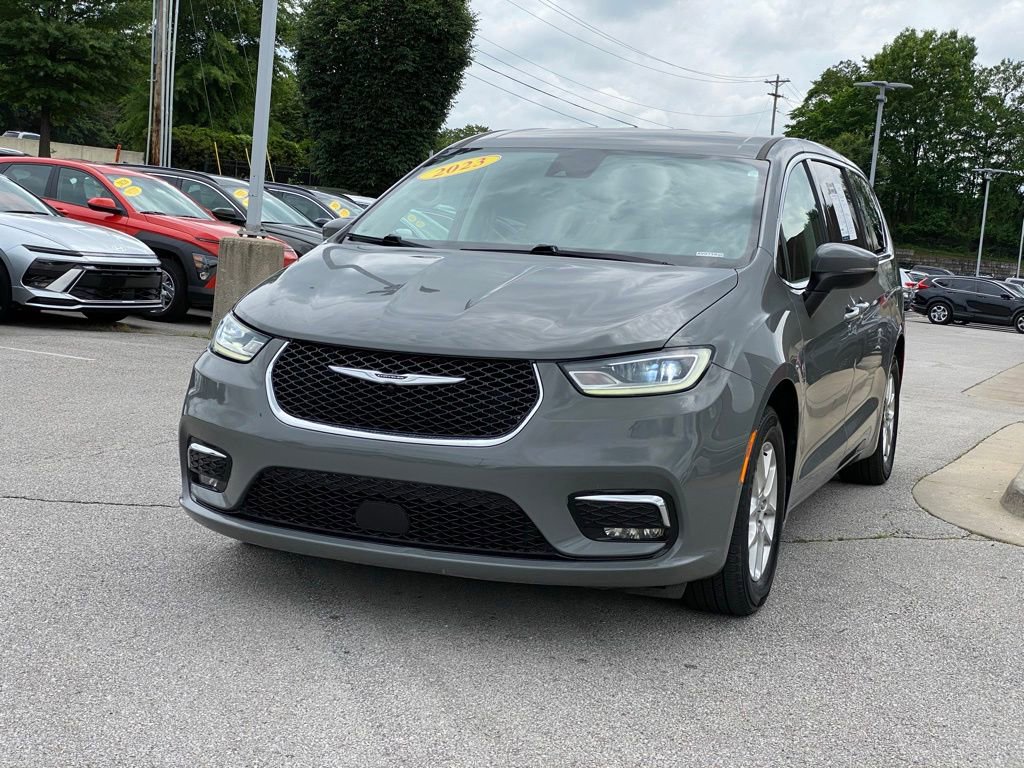Used 2023 Chrysler Pacifica Touring-L FWD image 3