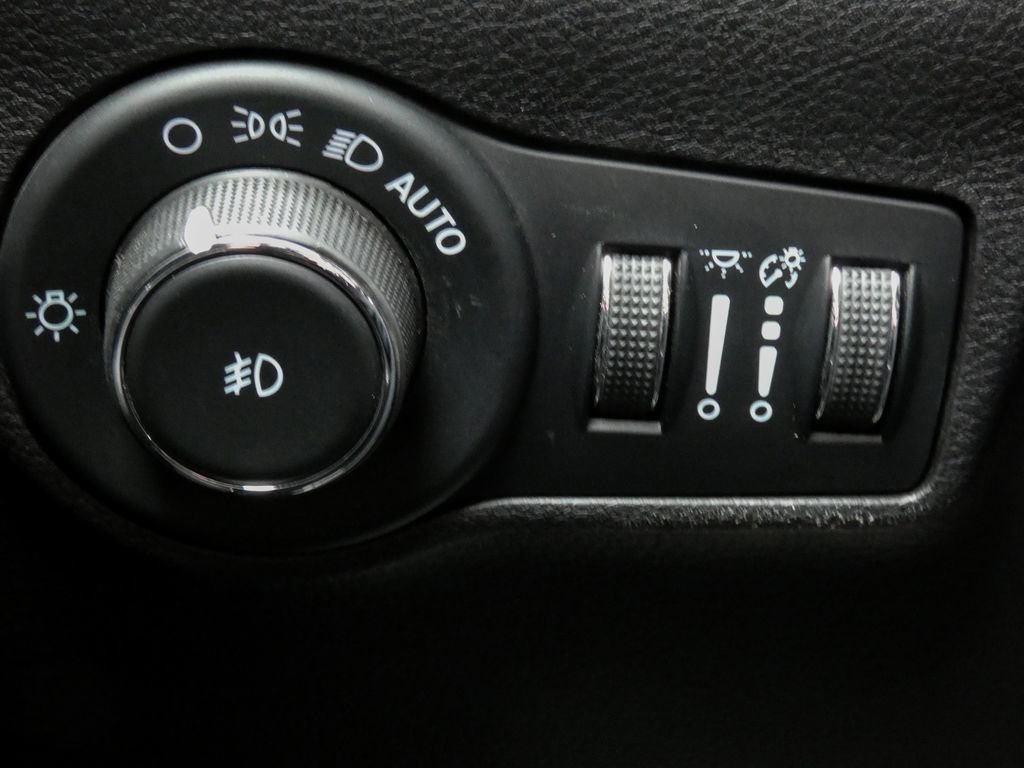 Used 2023 Jeep Compass Limited image 18