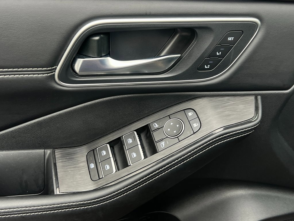 Used 2024 Nissan Rogue Platinum w/ Platinum Premium Package image 18