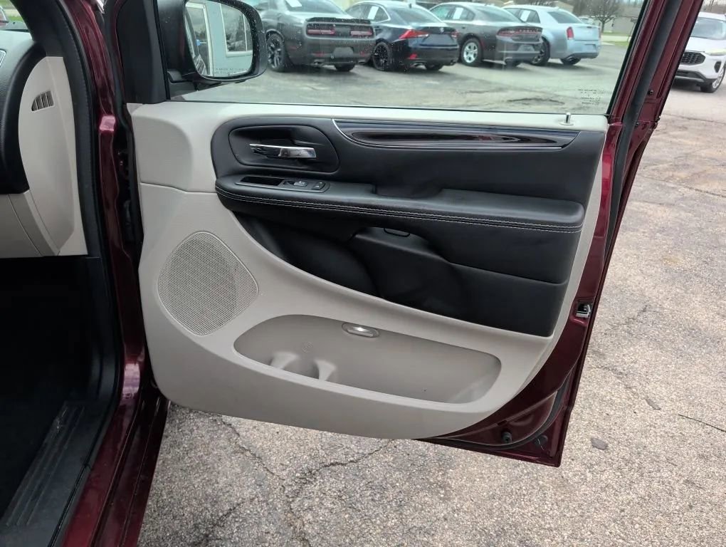 Used 2018 Dodge Grand Caravan SXT image 16