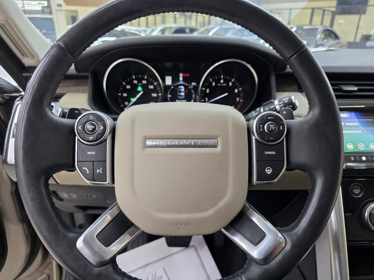 Used 2017 Land Rover Discovery HSE AWD/4WD image 32
