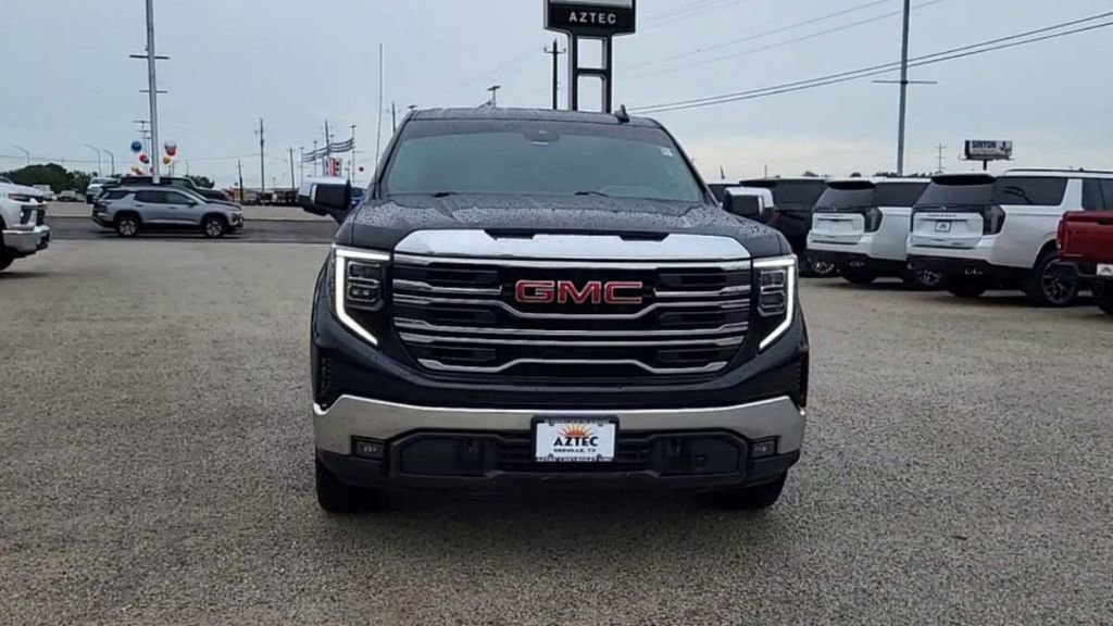 Used 2023 GMC Sierra 1500 SLT image 2