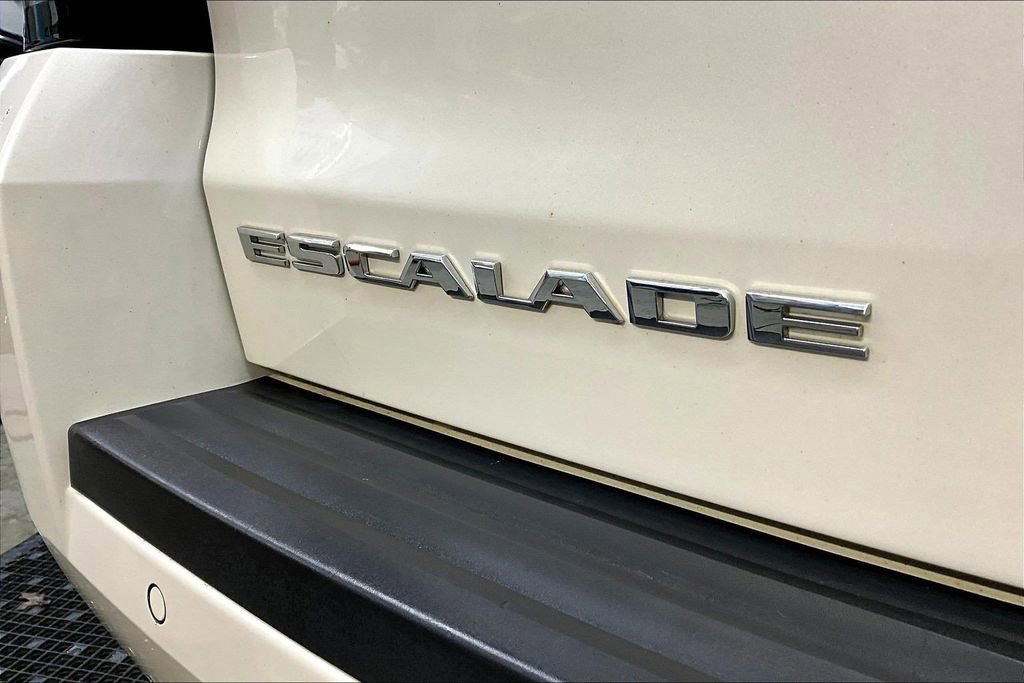 Used 2015 Cadillac Escalade Luxury image 24