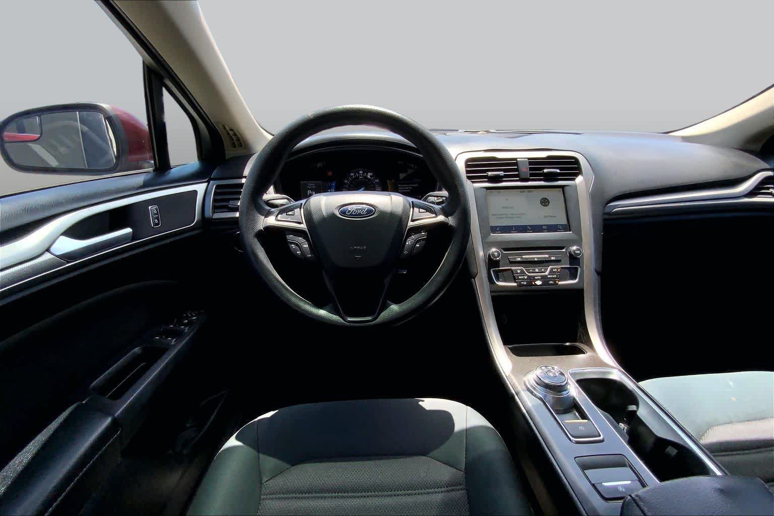 Used 2018 Ford Fusion SE w/ Fusion SE Technology Package FWD image 6