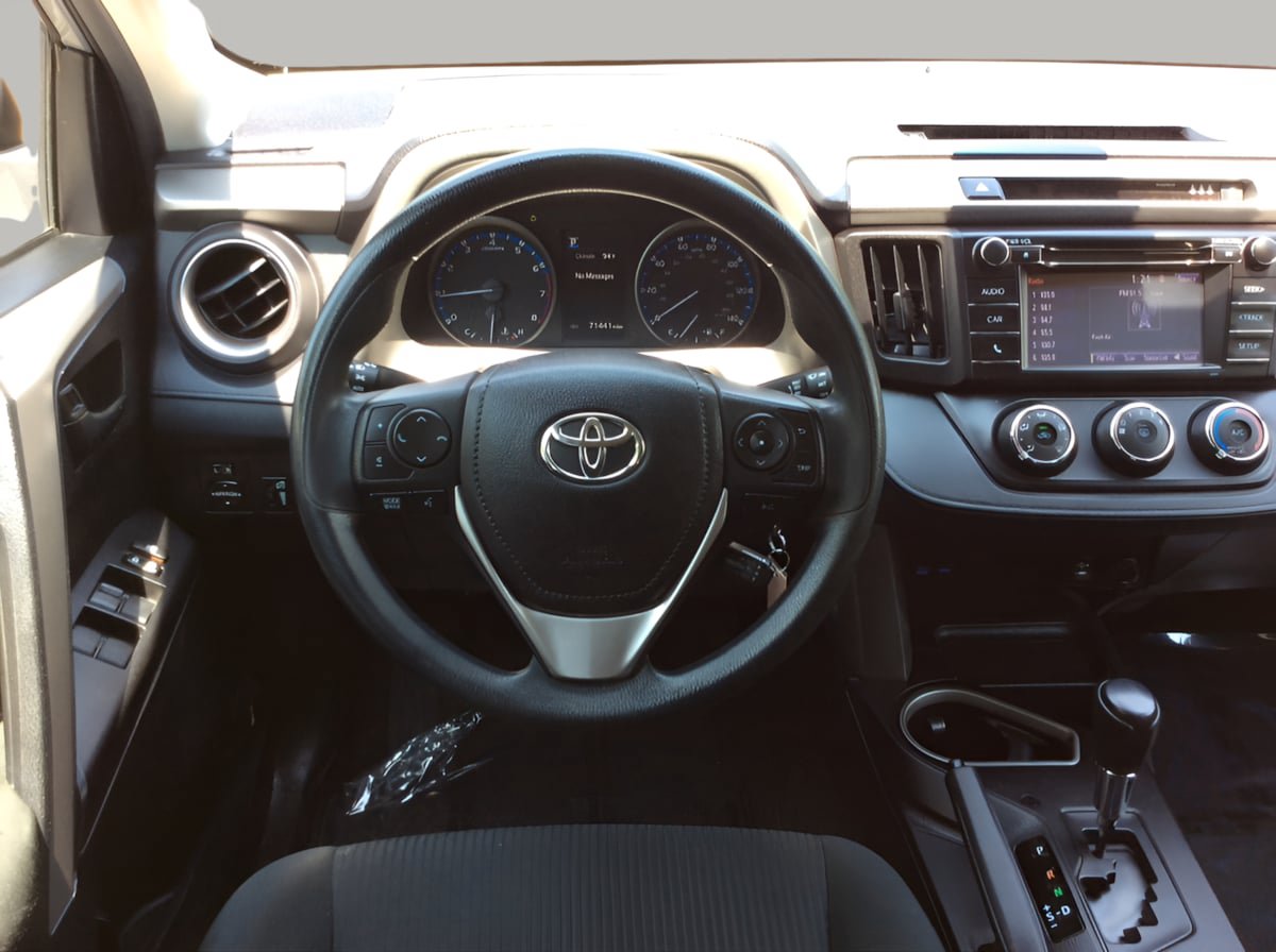 Used 2018 Toyota RAV4 LE FWD image 18