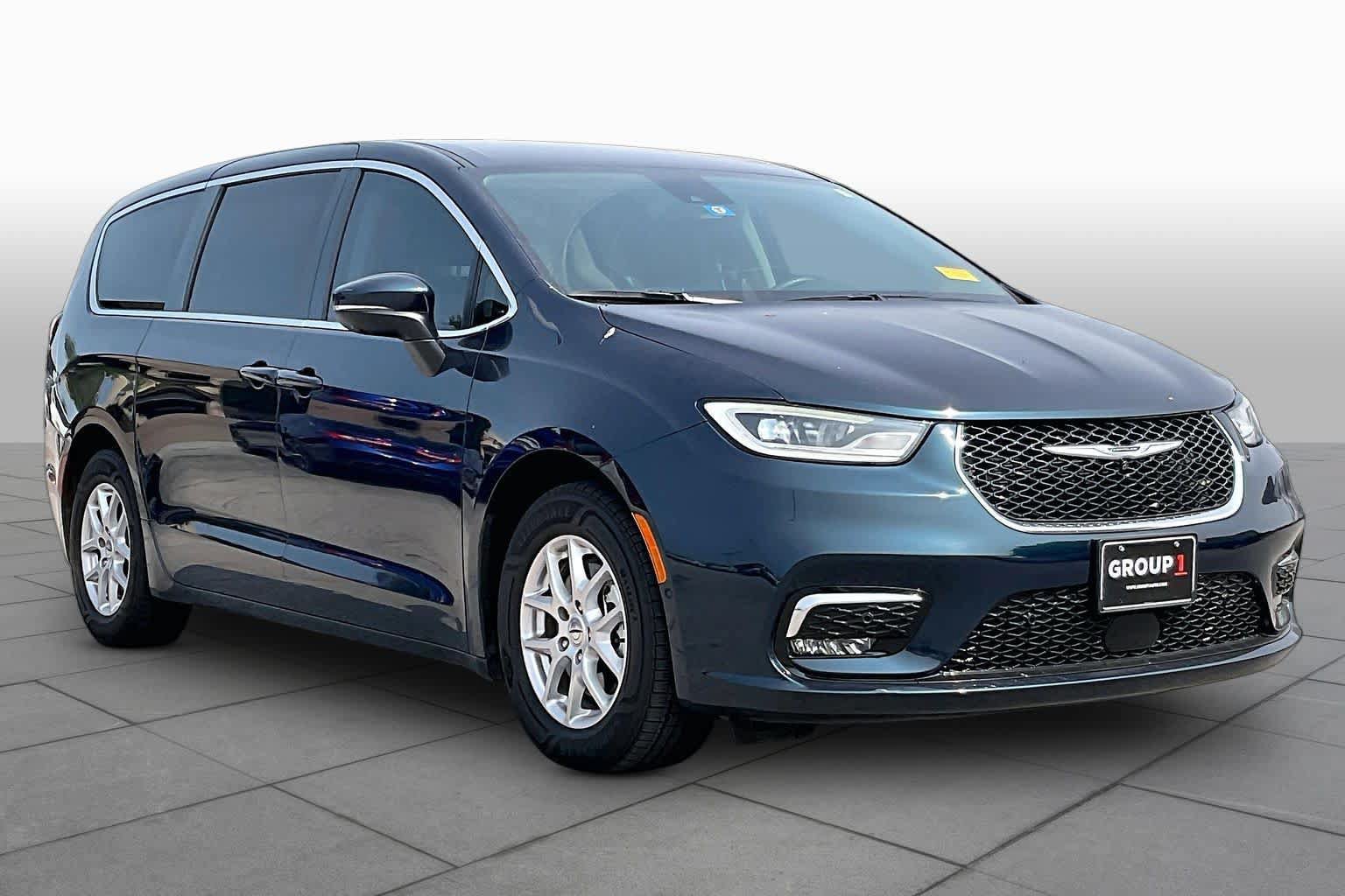 Used 2023 Chrysler Pacifica Touring-L FWD image 3